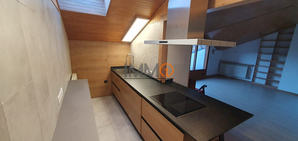 Venda de magnífic Àtic a Anyòs de 3 habitacions dobles + altell amb plaça de pàrquing i traster