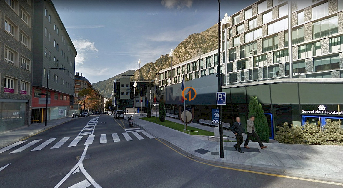 En lloguer plaça d’aparcament àmplia i cèntrica a Andorra la Vella