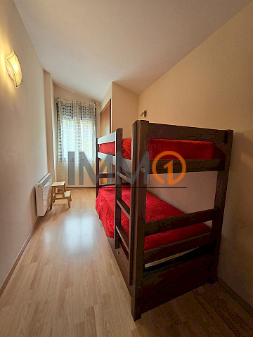 Es ven àtic de 3 habitacions amb aparcament i traster al Tarter