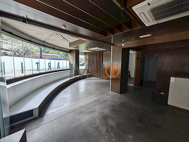 En lloguer ampli local comercial a Escaldes Engordany