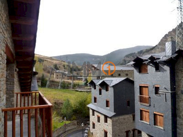 En venda pis de 3 habitacions amb aparcament a Canillo